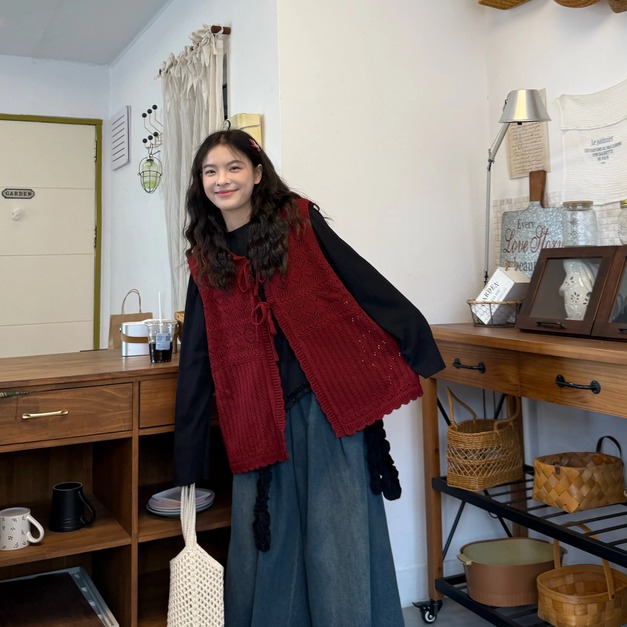 C473-Freeters聖誕紅綁帶毛線編織背心+設計垂墜滾邊坑條黑色上衣+深藍刷色打折寬鬆傘狀牛仔寬褲 背心+上衣+褲子｜一套打包優惠價