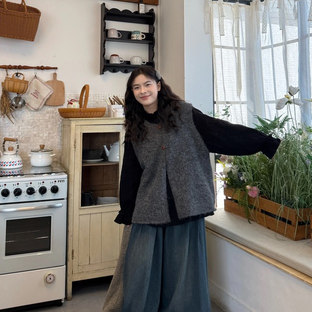 C474-Freeters蕾絲捲邊喇叭長袖上衣+灰白混毛開岔造型背心+深藍刷色打折寬鬆傘狀牛仔寬褲 上衣+背心+褲子｜一套打包優惠價