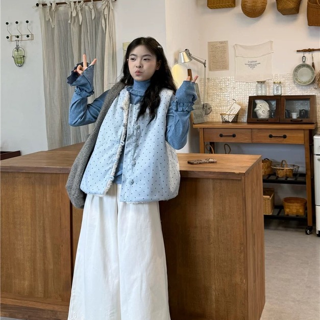 C490-Freeters 寶寶藍點點羊羔毛背心+高翻領藍色喇叭袖直條紋上衣+白色直筒下擺雕花長褲 背心+上衣+長褲｜一套打包優惠價