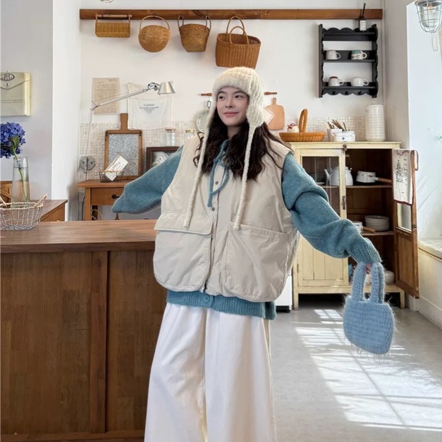 C494-Freeters米白色排釦鋪棉大口袋背心+綁帶湖藍針織毛衣外套+白色直筒下擺雕花長褲 背心+毛衣+長褲｜一套打包優惠價