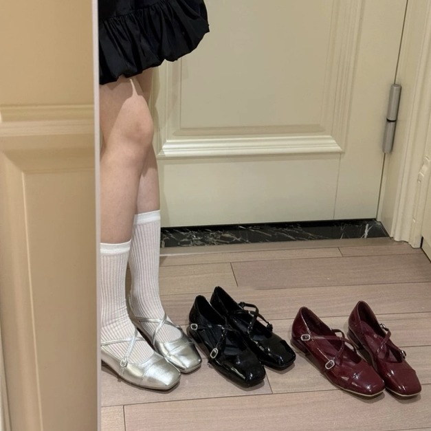 A607-Freeters亮面交叉水鑽方頭平底皮鞋 底高2.5cm