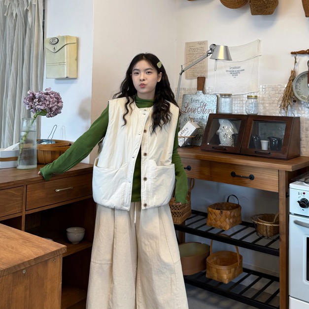 C499-Freeters森林綠高領木耳邊打底上衣+米白色排釦大口袋背心+米白色直筒燈芯絨褲 上衣+背心+長褲｜一套打包優惠價