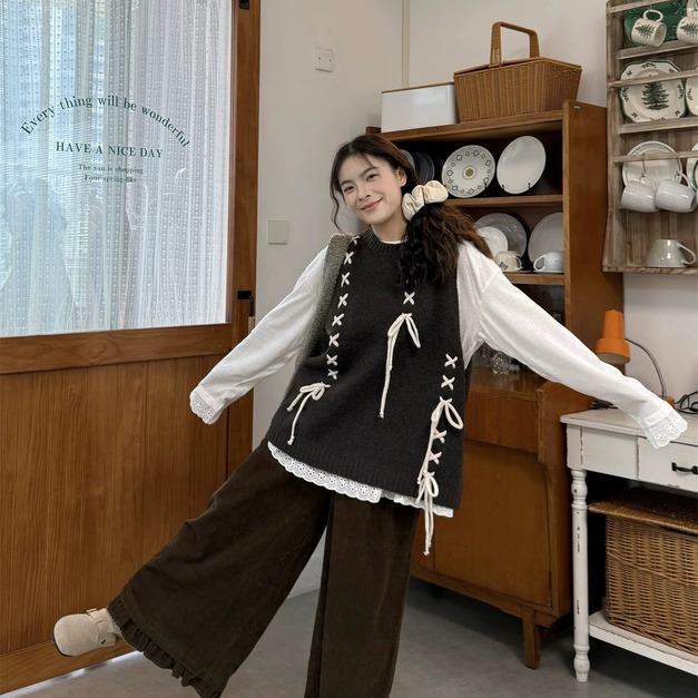 C502-Freeters設計交叉綁帶針織背心+蕾絲花朵收邊薄上衣+棕色裙擺邊燈芯絨長褲