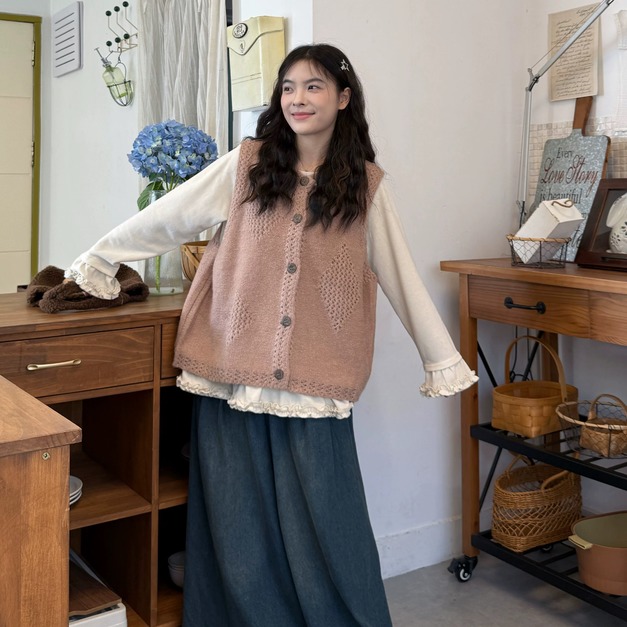 C501-Freeters白色木耳捲邊雙層上衣+粉色鉤花針織排釦背心+深藍刷色牛仔寬褲