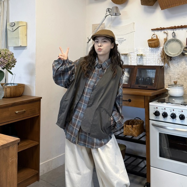 C506-Freeters深灰仿西裝大口袋背心+藍莓格紋寬鬆襯衫+白色落地休閒寬褲