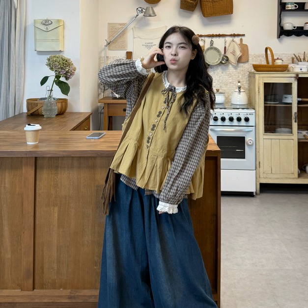 C509-Freeters咖啡格紋蕾絲花邊襯衫+黃色小花木質釦裙擺背心+深藍刷色牛仔寬褲