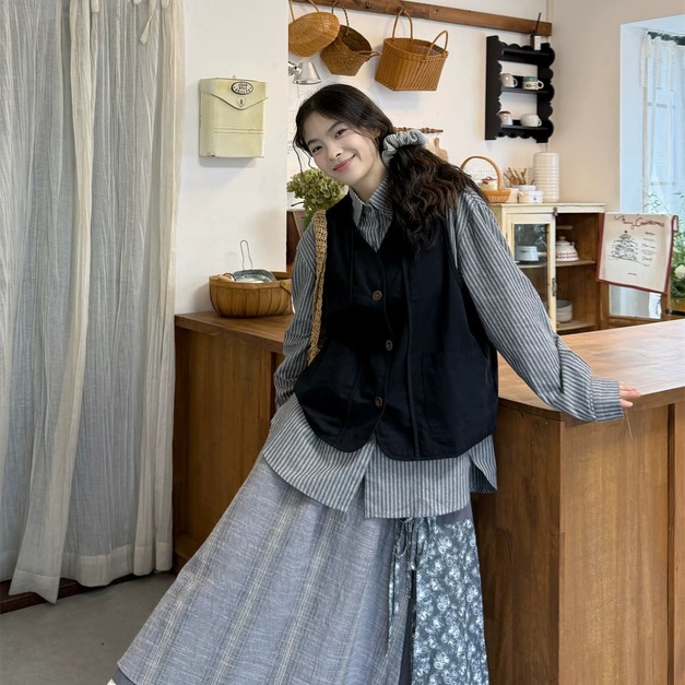 C511-Freeters條紋質感口袋排釦襯衫+黑色簡約口袋背心+條紋拼接綁帶長裙