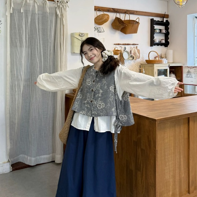 C512-Freeters杏色圓領下擺綁帶襯衫+日系提花側綁帶設計背心+深藍花邊拼接直筒長褲