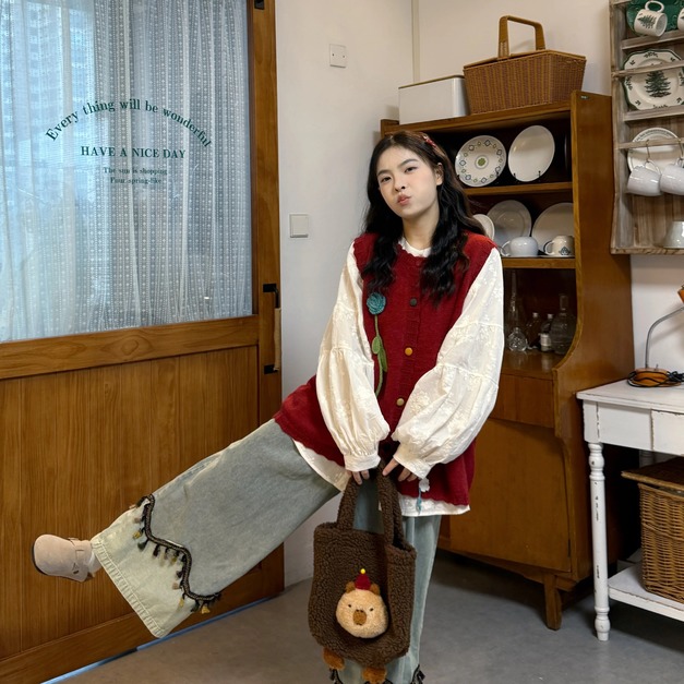 C513-Freeters微透膚提花質感襯衫+鬱金香毛線編織針織背心+拼接造型設計牛仔寬褲+紅色毛線編織毛帽