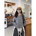 C515-Freeters立體鉤花針織毛衣外套+蕾絲滾邊不規則背心+深灰捲邊設計長褲_5