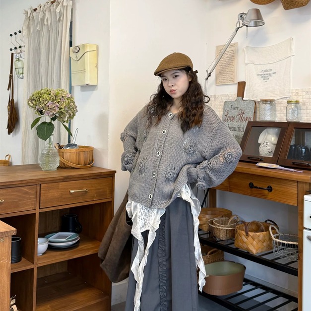 C515-Freeters立體鉤花針織毛衣外套+蕾絲滾邊不規則背心+深灰捲邊設計長褲