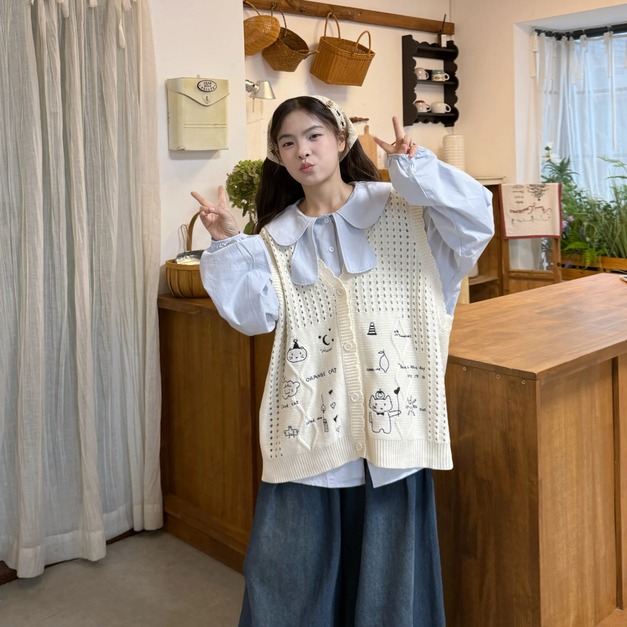 C517-Freeters淺藍可愛娃娃領縮口襯衫+洞洞可愛小圖設計針織背心+深藍刷色牛仔寬褲