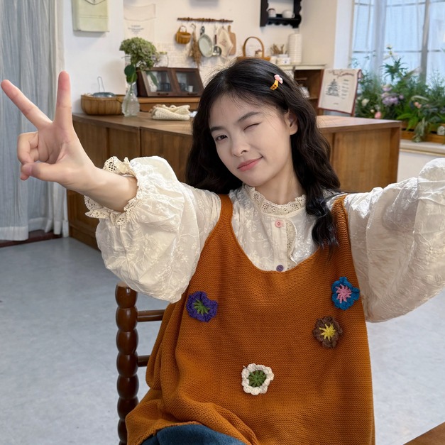 C516-Freeters彩色鈕扣蕾絲鉤花透透襯衫+立體毛線鉤花滾邊吊帶背心+深藍刷色牛仔寬褲