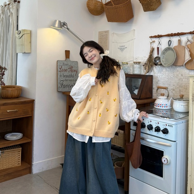 C518-Freeters滿版可愛小鴨針織背心+提花木質排釦透透襯衫+深藍刷色牛仔寬褲