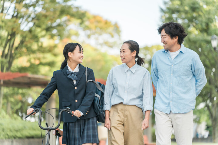 學生族平價養髮組合推薦：熬夜趕報告、戴安全帽也不怕！Dcard 熱推的高 CP 值「頭皮神仙水」，每天不到一杯手搖飲的錢