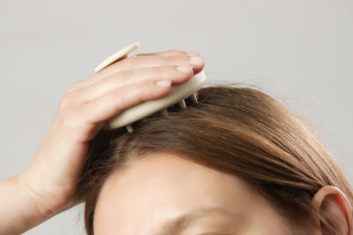 頭皮按摩全圖解：搭配「再現生機養髮液」，活絡頭皮循環。