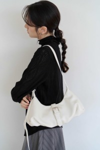 (預)單條釦環抓摺肩背包