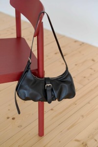 (預)單條釦環抓摺肩背包