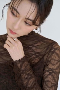 蕾絲花花透肌上衣