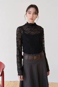 蕾絲花花透肌上衣