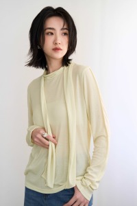 造型領巾後排釦上衣