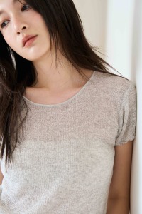 細紋透肌感捲邊袖上衣