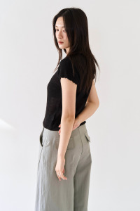 細紋透肌感捲邊袖上衣