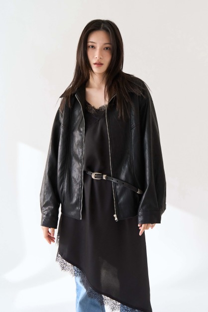 簡約弧線拉鍊皮外套