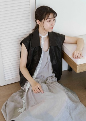 光澤皮革拉鍊背心