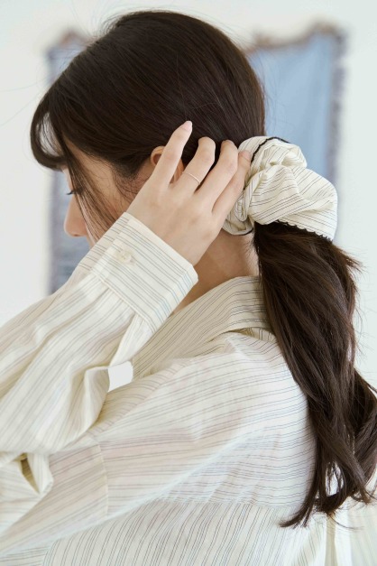 含花邊髮圈直條紋襯衫