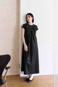 肩皺摺皮革背心洋裝