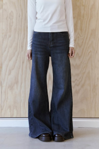 洗舊修身喇叭牛仔褲