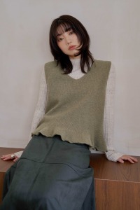 (預)捲邊傘擺純羊毛背心