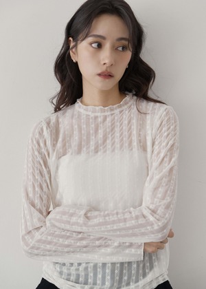 繡線小花透肌上衣