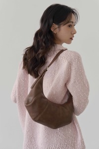 挺版牛角肩背小包