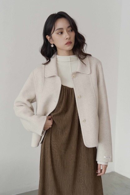 弧口袋羊毛短大衣