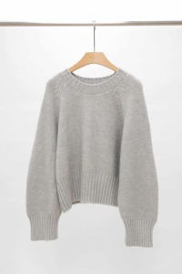 澎袖落肩微短版毛衣