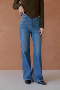 軟料鬆身微喇牛仔褲