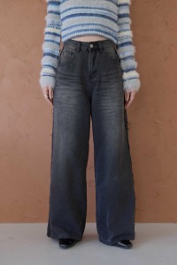 側拼接抽鬚寬筒牛仔褲