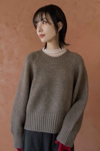 澎袖落肩微短版毛衣