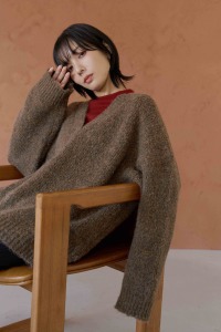 彩色混線V領寬鬆毛衣