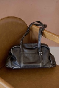 金屬感雙口袋長肩包