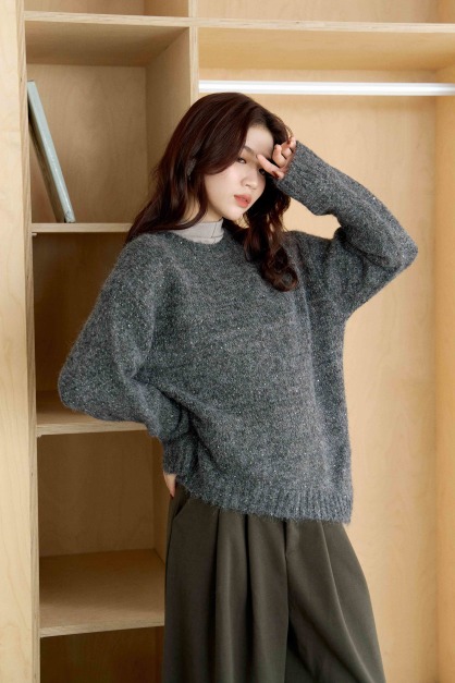 小亮片斜擺圓領毛衣