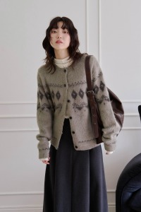 馬海毛圖騰排釦毛衣