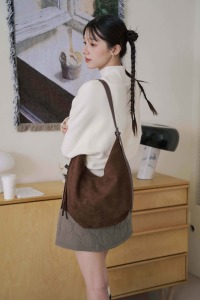 流蘇掛飾麂皮半圓包