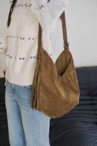 流蘇掛飾麂皮半圓包