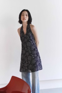 繞頸綁帶碎花短洋裝