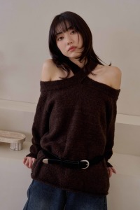 交叉露肩混色毛衣