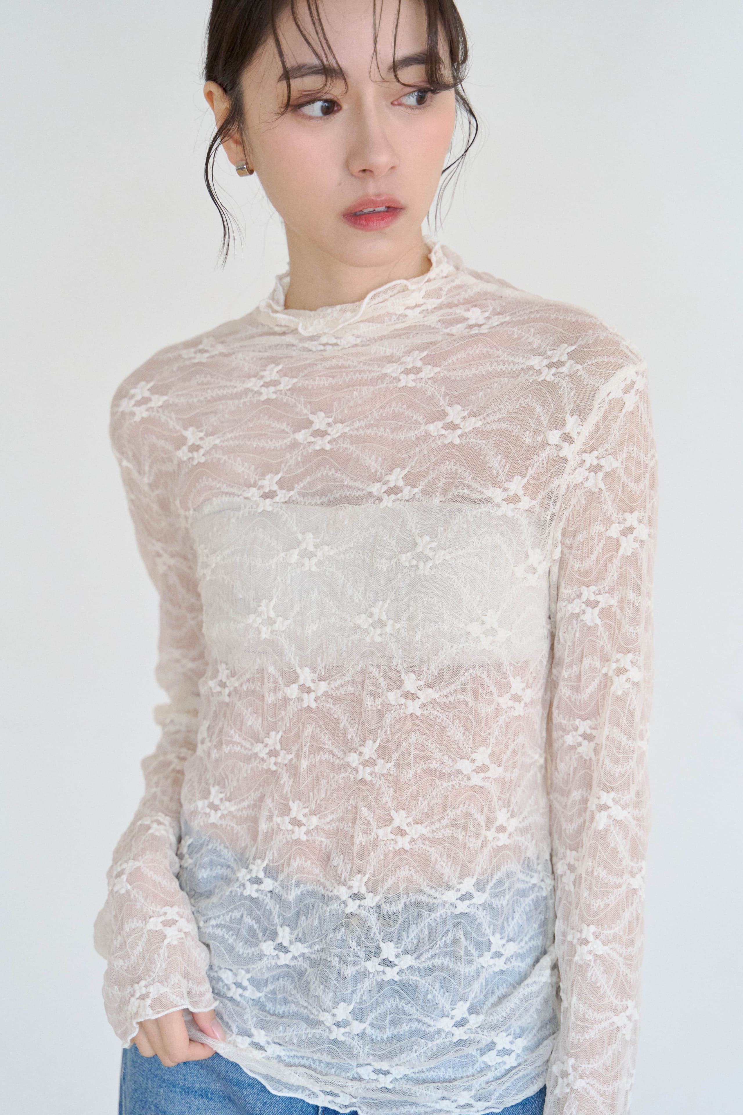 蕾絲花花透肌上衣