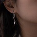 前後交叉線條垂墜．雙層彈簧蚊香盤耳夾 - 銀色/金色_1